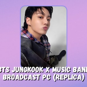 Peut inclure: Une photo d'une carte avec une personne portant une chemise à carreaux et une veste en jean. Le texte "BTS Jungkook X Music Bank Broadcast PC (Replica)" est en blanc sur la carte, sur un fond violet.