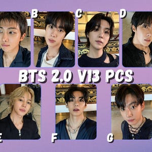 Puede incluir: Colección de siete tarjetas fotográficas con miembros de la banda de chicos surcoreana BTS. Cada tarjeta muestra un retrato diferente, con el texto "BTS 2.0 VIB PCS" en el centro. El fondo es un degradado de morado y blanco.