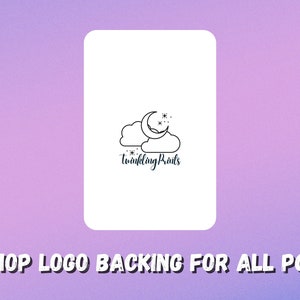 Puede incluir: Una tarjeta rectangular blanca con un logotipo negro que presenta una luna creciente, nubes y estrellas, con el texto "twinklingPrints" debajo. La tarjeta est&aacute; sobre un fondo morado degradado. El texto "SHOP LOGO BACKING FOR ALL PCS" est&aacute; en la parte inferior.