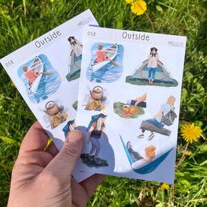 Puede incluir: Un conjunto de 10 pegatinas coloridas con ilustraciones de personas disfrutando de actividades al aire libre. Las pegatinas están impresas en papel blanco y tienen un acabado brillante. Las pegatinas incluyen imágenes de personas acampando, haciendo senderismo, kayak y relajándose en una hamaca. Las pegatinas están etiquetadas como "Outside" y "058".