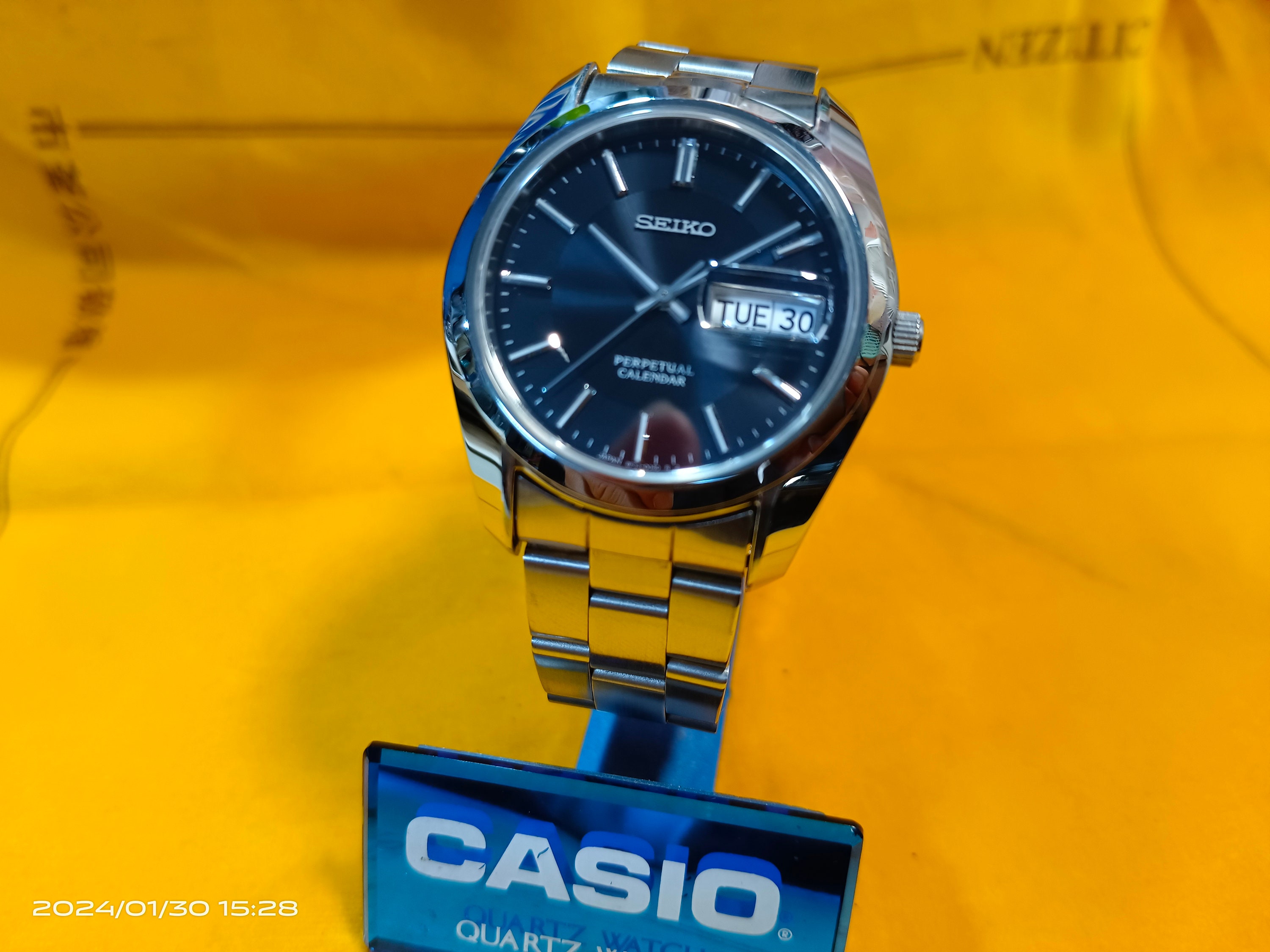 Vintage SEIKO Perpetual Calendar Quartz 100m 8F33-0040 Vintage SEIKO Perpetual Calendar Quartz 100m 8F33-0040