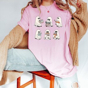 Camiseta de libros de lectura de fantasmas, camiseta de fantasma de Halloween, camiseta de Halloween para maestros, camiseta de bibliotecario, linda camiseta de Halloween, sudadera de Halloween imagen 2