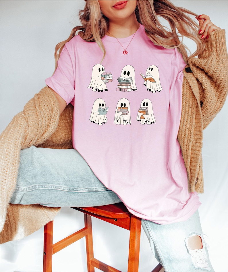 Camiseta de libros de lectura de fantasmas, camiseta de fantasma de Halloween, camiseta de Halloween para maestros, camiseta de bibliotecario, linda camiseta de Halloween, sudadera de Halloween imagen 2