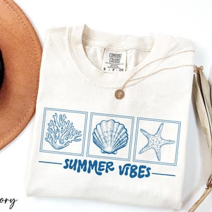 a hat, sunglasses, and a t - shirt with the words summer vibes