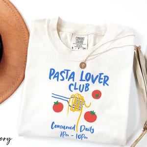 a hat, sunglasses, and a t - shirt with the words pasta lover club