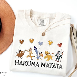 a hat, sunglasses, and t - shirt with the words hakuna mata
