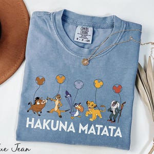 a blue tshirt with a picture of hakuna matata on it