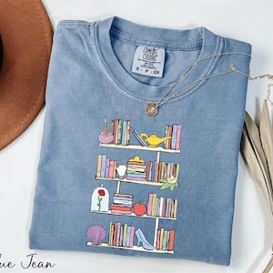a t - shirt with a picture of a book shelf on it