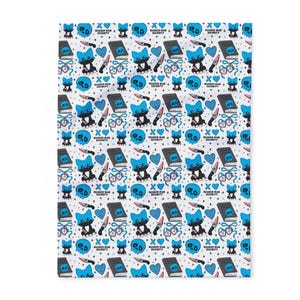 Puede incluir: Una manta blanca con un patrón repetido de gatos negros, calaveras azules, libros, cuchillos, corazones y el texto "MASKED MAN SECURITY". El diseño tiene una estética gótica y punk.