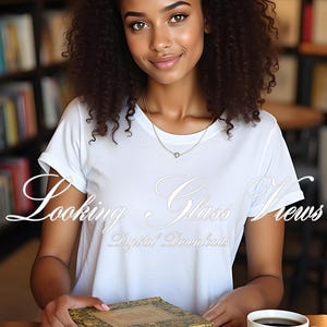 以下が含まれることがあります： 図書館のような場所で、テーブルに座っている、黒髪で巻き毛の若い女性。彼女は白いTシャツを着ており、本とコーヒーカップが彼女の前に置かれています。画像には「Looking Glass Views Digital Downloads」というテキストが表示されています。