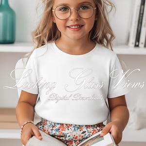Maqueta de camiseta blanca para niñas Bella Canvas 3001T, maqueta de niña lectora, amante de los libros, niña lectora