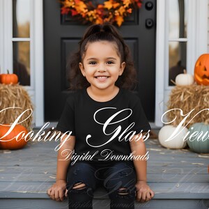 Maglietta nera per bambini per Halloween, modello Bella Canvas 3001T, mockup autunnale "Dolcetto o scherzetto?" immagine 3