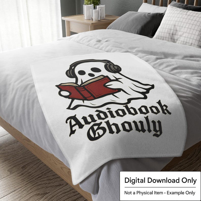 Pode incluir: Cobertor branco com um fantasma de desenho animado usando fones de ouvido e lendo um livro vermelho. O texto "Audiobook Ghoul" &eacute; impresso em letras g&oacute;ticas pretas. O cobertor est&aacute; em uma cama com roupa de cama branca.