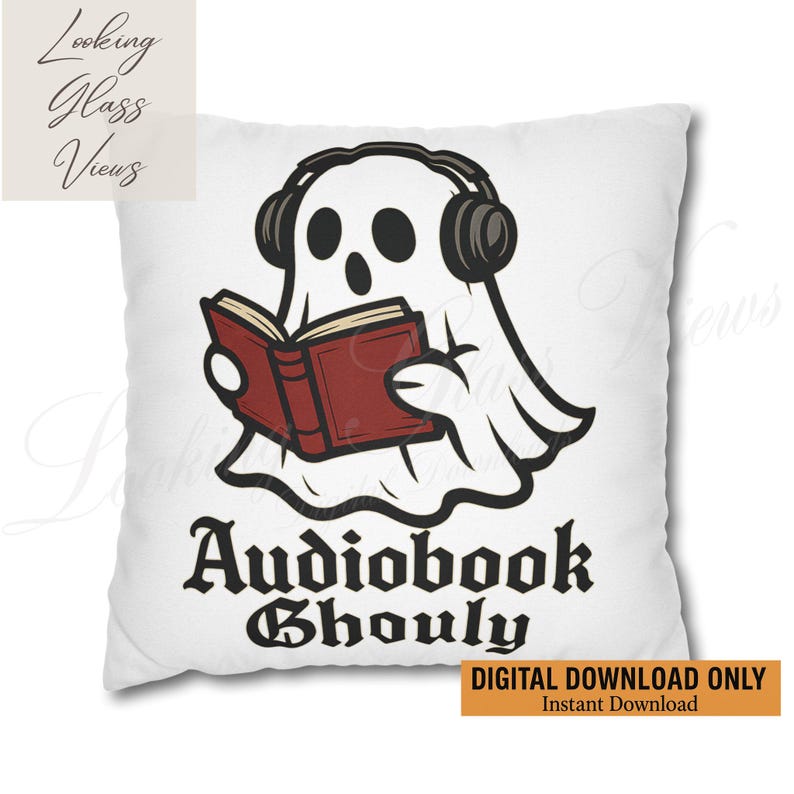 Pode incluir: Almofada quadrada branca com um fantasma de desenho animado usando fones de ouvido e lendo um livro vermelho. O texto "Audiobook Ghoul" est&aacute; abaixo do fantasma. A almofada tem o texto "Looking Glass Views" e "DIGITAL DOWNLOAD ONLY".