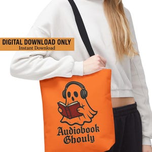 Pode incluir: Bolsa tote laranja com um fantasma de desenho animado usando fones de ouvido e lendo um livro. O texto "Audiobook Ghoully" est&aacute; abaixo do fantasma. A bolsa tem al&ccedil;as pretas. O texto "DIGITAL DOWNLOAD ONLY" e "Instant Download" est&aacute; impresso no canto superior esquerdo.