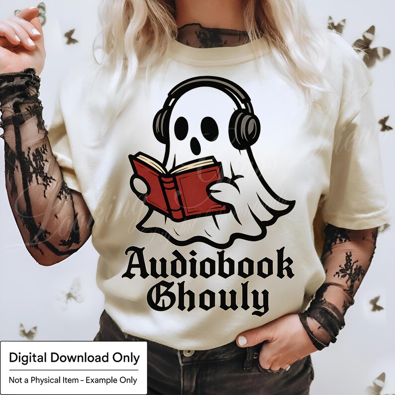 Pode incluir: Camiseta creme com um desenho de um fantasma usando fones de ouvido e lendo um livro vermelho. O texto "Audiobook Ghoul" est&aacute; impresso abaixo do fantasma em uma fonte g&oacute;tica. A camiseta &eacute; um download digital.