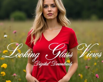 Mockup Gildan 5V00L T-shirt rossa con scollo a V Mockup T-shirt da donna con scollo a V Mockup per stile di vita all&#39;aria aperta Mockup Naturecore Mockup T-shirt rossa con scollo a V Cottagecore