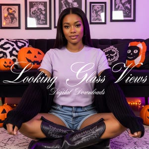 Puede incluir: Una mujer con una camiseta lila, pantalones cortos de mezclilla y botas de vaquero negras está sentada frente a un sofá negro decorado con calabazas y cojines de Halloween. El texto "Looking Glass Views Digital Downloads" está en la imagen.