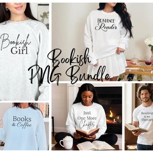 以下が含まれることがあります： 本をテーマにしたテキストが書かれたスウェットシャツとTシャツのコレクション。スウェットシャツはライトグレーと白で、「Bookish Girl」、「Romance Reader」、「Just One More Chapter」などのフレーズが書かれています。Tシャツは白で、「Reading is my Therapy」と書かれています。