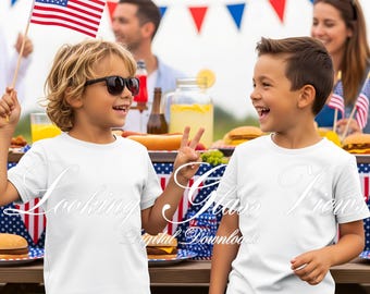 Maquete de camiseta infantil do 4 de julho, maquete para meninos americanos, tela branca Bella 3001Y, maquete de camisa infantil patriótica dos EUA, maquete dos melhores amigos