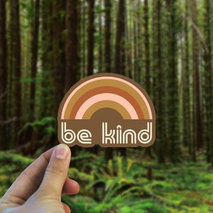 Be Kind Vinyl Decal - Adesivo paraurti resistente alle intemperie - Adesivo retrò anni '70 - Adesivo Made in Oregon - Boho Art