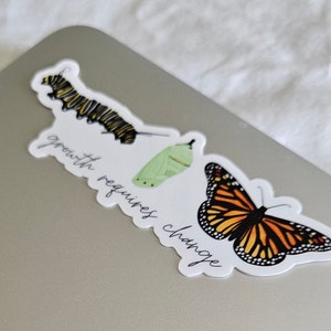 Pegatina de vinilo mate troquelada con la imagen de la mariposa monarca. El crecimiento requiere cambios. Resistente al agua y a los arañazos. Ideal para botellas de agua, portátiles y notebooks. imagen 6