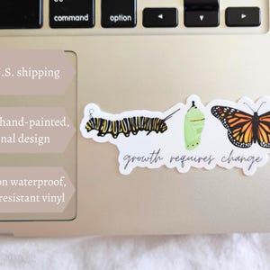 Pegatina de vinilo mate troquelada con la imagen de la mariposa monarca. El crecimiento requiere cambios. Resistente al agua y a los arañazos. Ideal para botellas de agua, portátiles y notebooks. imagen 2