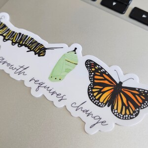 Pegatina de vinilo mate troquelada con la imagen de la mariposa monarca. El crecimiento requiere cambios. Resistente al agua y a los arañazos. Ideal para botellas de agua, portátiles y notebooks. imagen 9