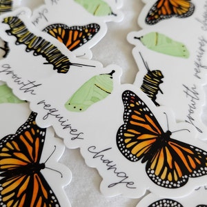 Pegatina de vinilo mate troquelada con la imagen de la mariposa monarca. El crecimiento requiere cambios. Resistente al agua y a los arañazos. Ideal para botellas de agua, portátiles y notebooks. imagen 8
