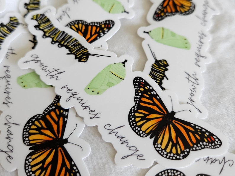 Pegatina de vinilo mate troquelada con la imagen de la mariposa monarca. El crecimiento requiere cambios. Resistente al agua y a los arañazos. Ideal para botellas de agua, portátiles y notebooks. imagen 8