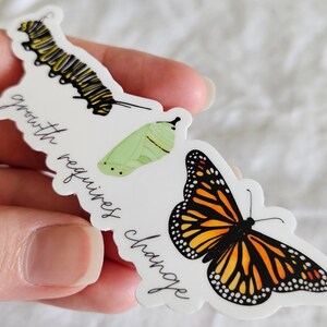 Pegatina de vinilo mate troquelada con la imagen de la mariposa monarca. El crecimiento requiere cambios. Resistente al agua y a los arañazos. Ideal para botellas de agua, portátiles y notebooks. imagen 7