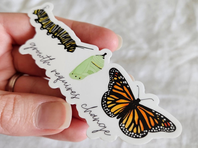 Pegatina de vinilo mate troquelada con la imagen de la mariposa monarca. El crecimiento requiere cambios. Resistente al agua y a los arañazos. Ideal para botellas de agua, portátiles y notebooks. imagen 7