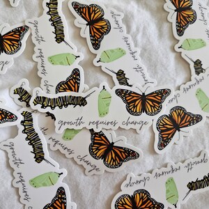 Pegatina de vinilo mate troquelada con la imagen de la mariposa monarca. El crecimiento requiere cambios. Resistente al agua y a los arañazos. Ideal para botellas de agua, portátiles y notebooks. imagen 10