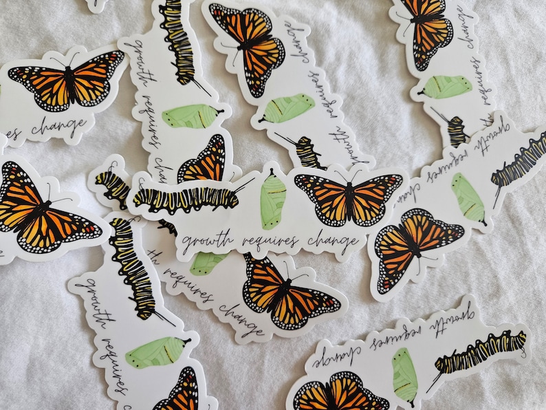 Pegatina de vinilo mate troquelada con la imagen de la mariposa monarca. El crecimiento requiere cambios. Resistente al agua y a los arañazos. Ideal para botellas de agua, portátiles y notebooks. imagen 10