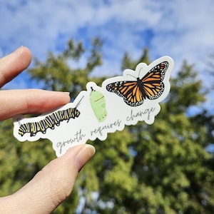 Pegatina de vinilo mate troquelada con la imagen de la mariposa monarca. El crecimiento requiere cambios. Resistente al agua y a los arañazos. Ideal para botellas de agua, portátiles y notebooks. imagen 4