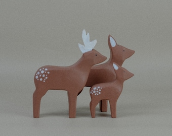 Rustieke houten familiebeeldjes herten: bosdecor