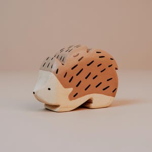 Adorable figura de erizo de madera: juguete de animales Waldorf, decoración de guardería, regalo de bosque, animales del bosque