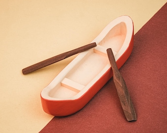 Houten kano speelgoed met peddels, kleine uitgeholde boomstamboot voor fantasiespel, rustiek decoratief model, erfstuk houten cadeau, nautische decoratie voor de kinderkamer