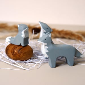 Familia de zorros de madera gris, juego de 3 juguetes de animales del bosque, decoración de guardería, figuras de zorros para niños, juguetes de zorros hechos a mano, regalo para niños pequeños