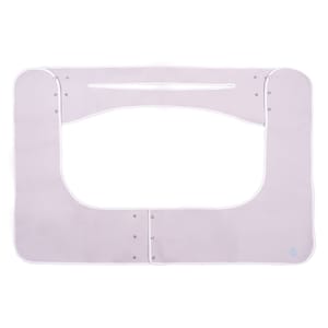 K&ouml;nnte beinhalten: Ein helllila Babybett-Bettumrandung mit wei&szlig;er Paspelierung. Der Bumper hat eine rechteckige Form mit abgerundeten Ecken und einem Ausschnitt f&uuml;r den Kopfbereich. Er hat kleine Metallnieten und ein kleines blaues Logo.