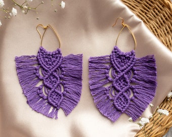 Boucles d'oreilles de mariage bohème violettes avec fil d'oreille hypoallergénique rempli d'or 14 carats, bijoux en laiton en forme de larme, créoles en macramé