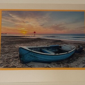 Carte de voeux : bateau, coucher de soleil bleu orange, ciel, eau, sable pour anniversaire, anniversaire, pensée à vous, sympathie, confort, voyage, aventure