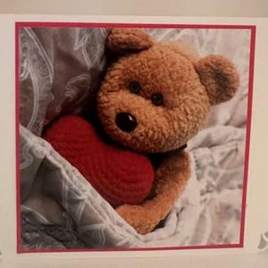 Carte de voeux : Saint-Valentin, anniversaire, amour, ours en peluche, couverture, coeur rouge, anniversaire. Blanc à l'intérieur. Comprend une enveloppe. Coloré numériquement.