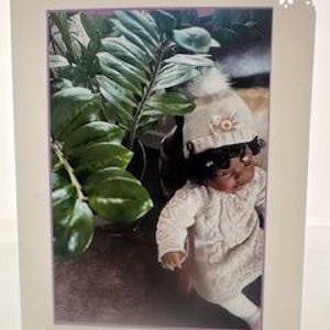TARJETA DE FELICITACIÓN: Muñeca afroamericana, vestido y sombrero de punto beige; Planta ZZ, Hoja Verde para Cumpleaños, Gracias, Pensando en Ti, Niña, Niño