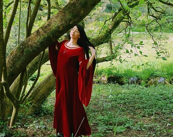 Robe médiévale "Arwen" en velours rouge bordeaux avec manches trompette en taille. S