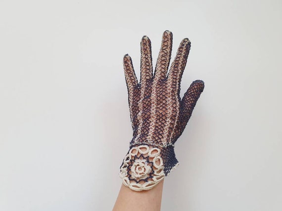 Fine crocheted vintage gloves from the 1940s in b… - image 7