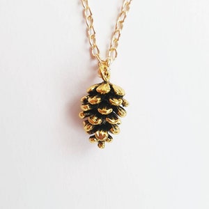 Filigrane Cottagecore Halskette "Pine Cone" in Gold