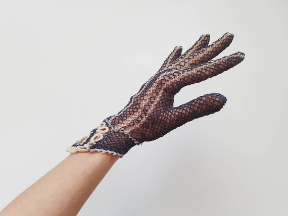 Fine crocheted vintage gloves from the 1940s in b… - image 9