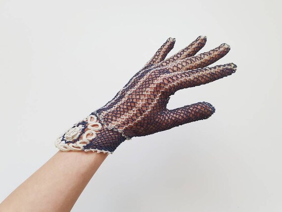 Fine crocheted vintage gloves from the 1940s in b… - image 2