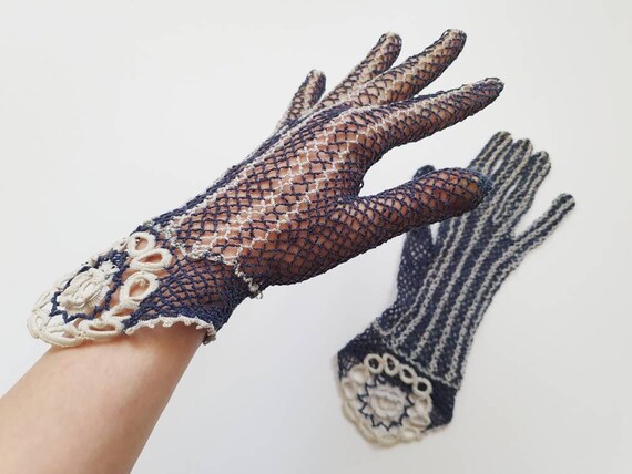 Fine crocheted vintage gloves from the 1940s in b… - image 1